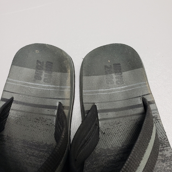 3/$15 Boys wave zone flip flops size 13 - Picture 4 of 9